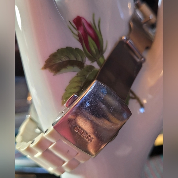 GUESS LADIES SPORT WATCH - Picture 4 of 4